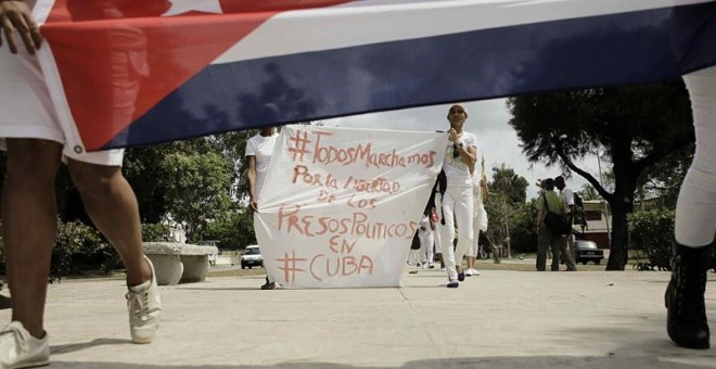 Unas cincuenta Damas de Blanco y otros opositores fueron arrestados en La Habanal tras la habitual marcha dominical del grupo disidente femenino a pocas horas de la llegada de Obama. EFE/Jeffrey Arguedas