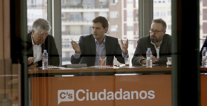 .- El presidente de Ciudadanos, Albert Rivera, junto al secretario general, Matías Alonso (i), y el portavoz en el Congreso de esta formación, Juan Carlos Girauta (d), durante la reunión de la Ejecutiva nacional del partido. / EFE