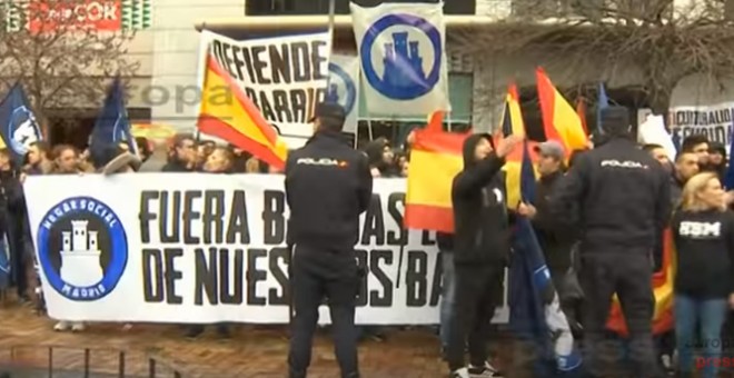 Ultras del Hogar Social Madrid en la protesta racista en el barrio de Tetúan. / EUROPA PRESS