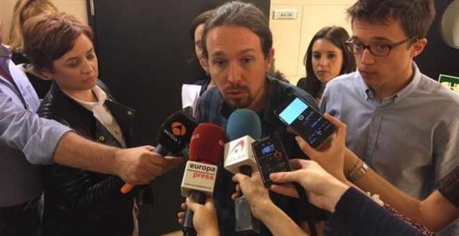 El secretario general de Podemos, Pablo Iglesias, hace una declaraciones a los periodistas en los pasillos del Congreso de los Diputados. E.P.