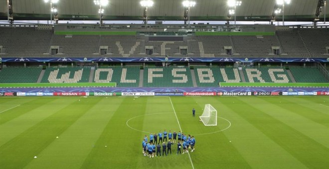 Los jugadores del Real Madrid en el entrenamiento de ayer en el Volkswagen Arena de Wolfsburgo. /EFE