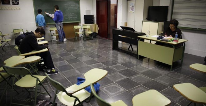 Aulas práticamente vacías en el IES Juan de La Cierva de Madrid por la jornada de huelga general en institutos y universidades contra la Ley Orgánica para la Mejora de la Calidad Educativa (Lomce) y el 'decreto 3', la reforma universitaria que permite gra