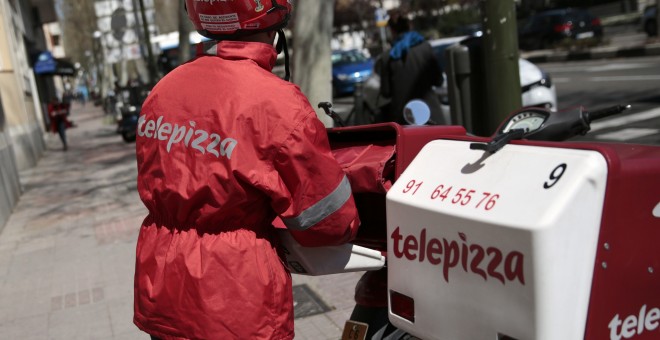 Un repartidor de Telepizza, en una tienda en Madrid. REUTERS/Andrea Comas