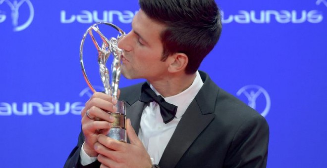 El tenista Novak Djokovic besa el trofeo Laureus en la gala celebrada en Berlín. /EFE