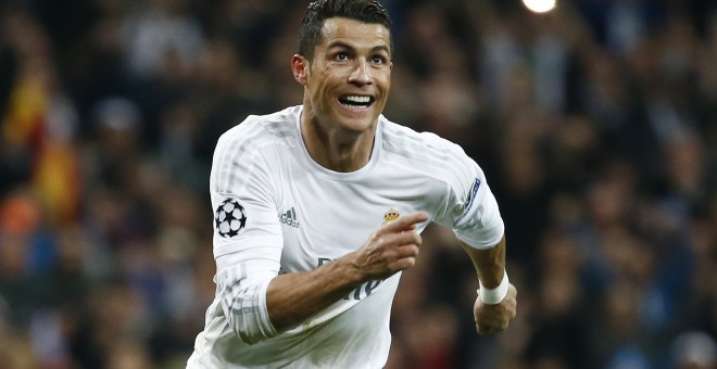 El delantero del Real Madrid Cristiano Ronaldo celebra su tercer gol contra el Wolfsburgo, en el partido de vuelta de la Liga de Campeones, en el estadio Santiago Bernabéu. REUTERS /Juan Medina