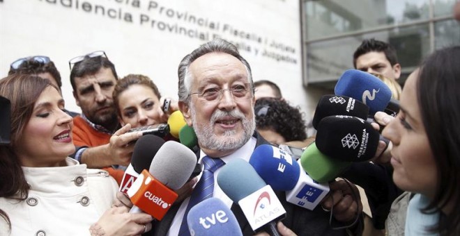 El exvicealcalde de Valencia, Afonso Grau, a su salida de la Ciudad de la Justicia, donde declara como testigo en la pieza separada sobre blanqueo de capitales en el PPCV. EFE/ Kai Försterling