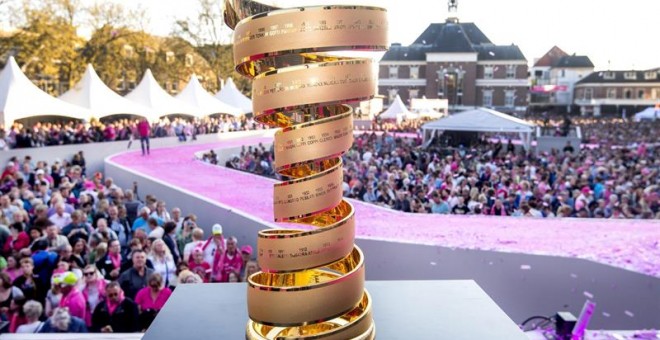 Vista del trofeo durante la presentación oficial de equipos para el Giro de Italia. /EFE