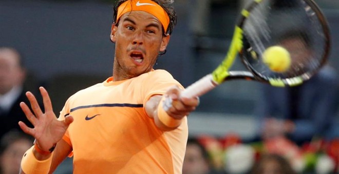 El tenista español Rafa Nadal durante el partido contra el brasileño Joao Souza de cuartos de final del Mutua Madrid Open que se disputa en la Caja Mágica. EFE/Chema Moya