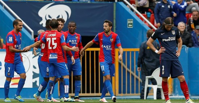 Los jugadores del Levante celebran el gol marcado al Atlético de Madrid. /EFE