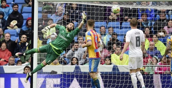 Casilla, durante el encuentro ante el Valencia.- AFP