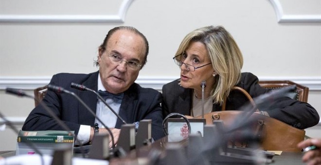 Asunción Barberá, hermana de la exalcaldesa de Valencia, conversa con su abogado antes del inicio de la primera sesión de comparecencias de la comisión municipal de investigación sobre la gestión del PP en el Ayuntamiento. EFE/Manuel Bruque