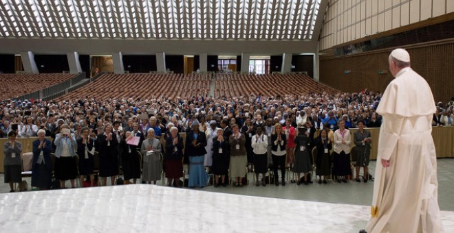 El Papa Francisco durante el encuentro con la Unión Internacional de las Superiores Generales, en el Vaticano./ REUTERS