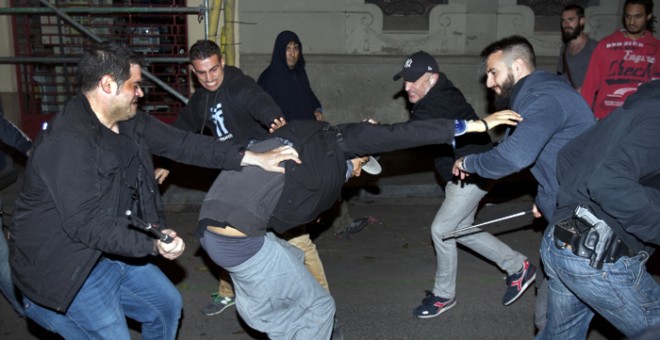 Varios mossos golpean a un joven en el barrio de Gràcia.