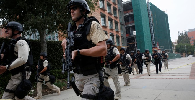 Agentes de policía de Los Ángeles, en las inmediaciones del campus de la UCLA. - REUTERS