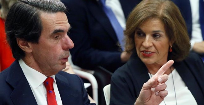 El expresidente del Gobierno, José Mª Aznar y su esposa, Ana Botella durante la mesa 'El Átlántico en la economía global' en la I Semana Atlántica IADG, hoy en Madrid. EFE/Fernando Alvarado