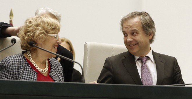 La alcaldesa de Madrid, Manuela Carmena, y el concejal socialista, Antonio Miguel Carmona. EFE/J. J. Guillén