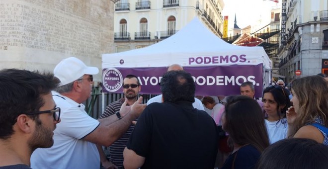 Militantes de Podemos y opositores venezolanos se enfrentan verbalmente en la Puerta del Sol de Madrid. EP