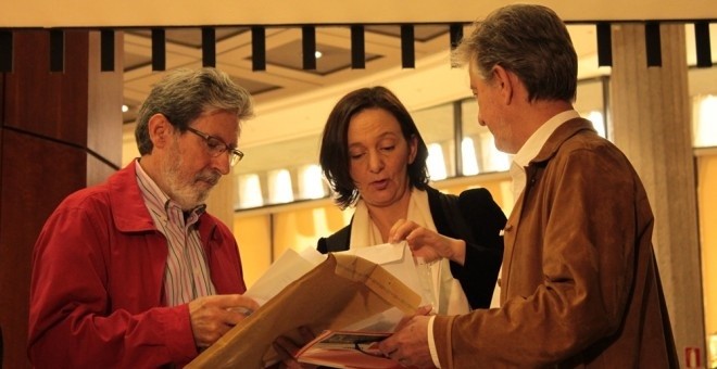 El alcalde de Zaragoza, Pedro Santisteve, con Carolina Bescansa y Adolfo Barrena, de Podemos y de IU, el día que los diputados de estas formaciones llevaron al TC la subida del recibo del agua en la capital.