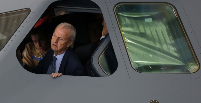 El ministro de Defensa en funciones, Pedro Morenés, en la cabina de la primera unidad del avión militar de transporte del consorcio europeo Airbus A400M que recibirá el Ejército del Aire español en septiembre y que se encuentra en la fase final de montaje