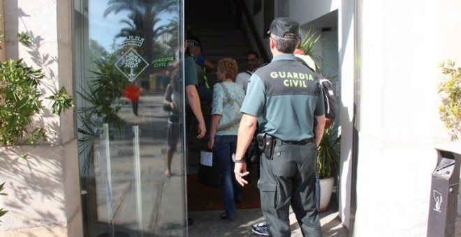 La Guàrdia Civil entrant a l'Ajuntament de Lloret de Mar. / ACN