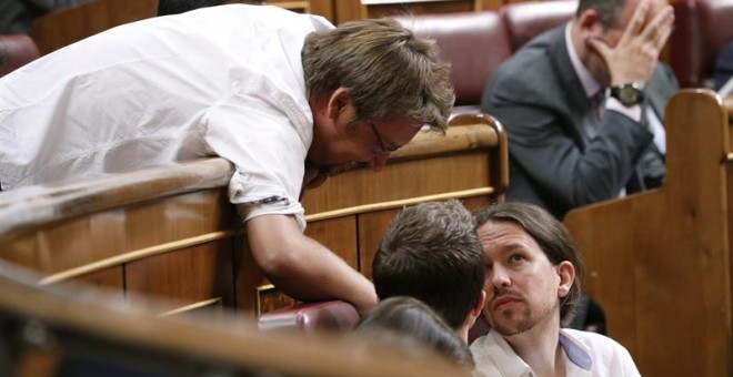 El candidato de Unidos Podemos a la presidencia del Congreso, Xavier Domènech, conversa con Pablo Iglesias y con Íñigo Errejón al comienzo de la XII legislatura/EFE