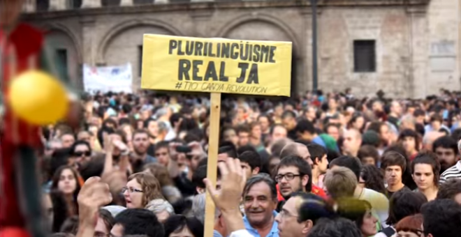 Captura de un vídeo de Escola Valenciana que ilustraba una campaña de micromecenazgo.