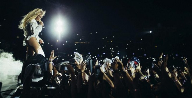 La cantante estadounidense, Beyoncé, durante su actuación esta noche en el Estadio Olímpico de Barcelona, incluido en su gira mundial 'The Formation World Tour'. EFE / Parkwood Entertainment.