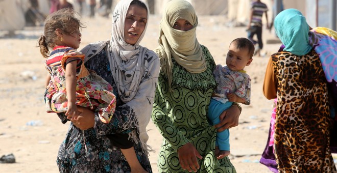 Mujeres iraquíes desplazadas por la violencia del Estado Islámico, en uno de los campamentos levantados al sur de Mosul. - REUTERS