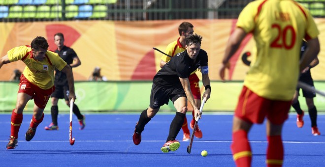 Un momento del partido de hockey entre España y Nueva Zelanda. /REUTERS