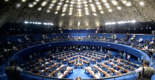 El Senado brasileño inicia en Brasilia (Brasil) la sesión que empezará a decidir el destino de la presidenta suspendida, Dilma Rousseff, quien enfrentará a fin de mes el juicio definitivo si así lo decide una minoría simple de 41 votos entre los 81 posibl