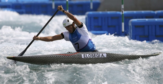 Ander Elosegi durante su bajada en aguas bravas. /REUTERS