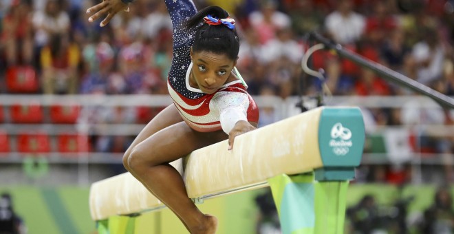 Simone Biles durante su ejercicio en la barra fija. /REUTERS