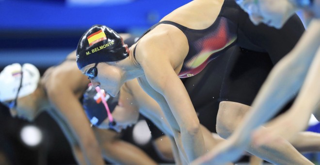 Mireia Belmonte a punto de lanzarse a la piscina en las serie de los 800 libres. /REUTERS