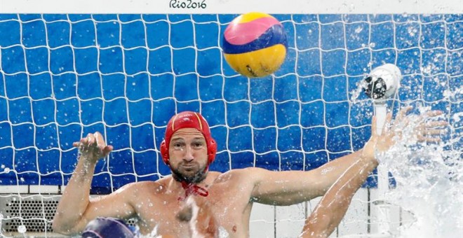 El arquero Daniel López de España intenta bloquear un lanzamiento ante Francia durante un juego de waterpolo en los Juegos Olímpicos Río 2016 hoy, viernes 12 de agosto, en el Centro Acuático María Lenk, en los Juegos Olímpicos de Río 2016. EFE/Elvira Urq