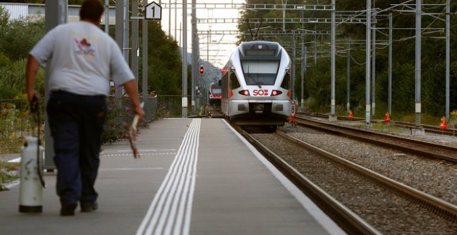 El ataque se produjo en un tren que viaja entre Buchs y Sennwald en el cantón suizo de San Galo. / REUTERS