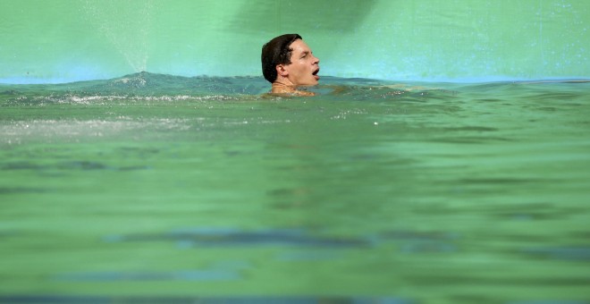 El saltador aleman Patrick Hausding, en la piscina olímpica con las el agua teñida de verde. REUTERS/Marcos Brindicci