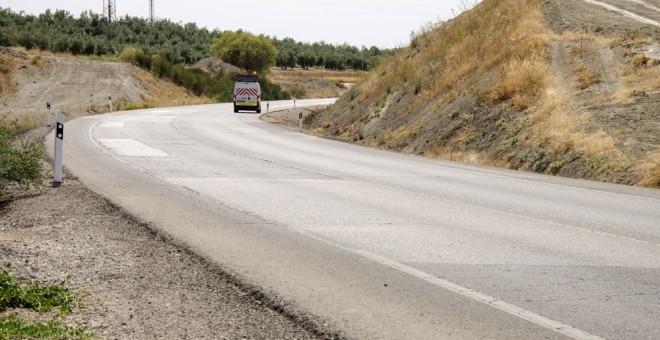 Lugar del accidente ocurrido en la N-322, a la altura del kilómetro 168, en el que se ha visto involucrado un vehículo en el que viajaba el grupo 'indie' Supersubmarina. EFE/Carlos Cid