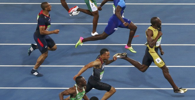 El atleta jamaicano Usian Bolt por delante de sus rivales en la final de los 100 metros lisos de los JJOO de Río. REUTERS/Carlos Barria