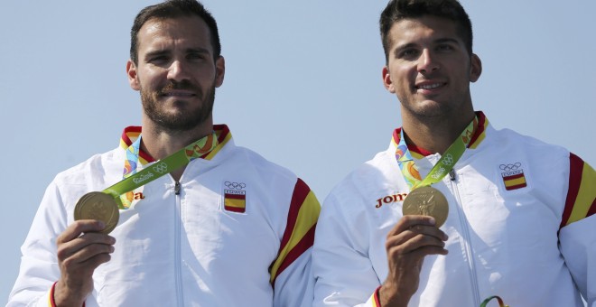 Saúl Craviotto y Cristian Toro posan con la medalla de oro colgada al cuello. /REUTERS