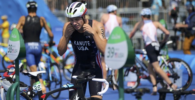 Momento de la transición de la natación a la bicicleta en el triatlón. /REUTERS