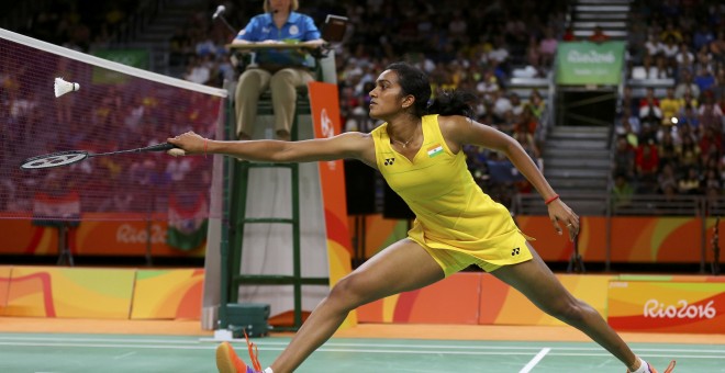 P.V. Sindhu golpea la bola ante Carolina Marín. /REUTERS