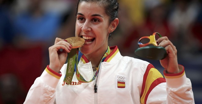 Carolina Marín muerde la medalla de oro en bádminton en Río 2016. /REUTERS