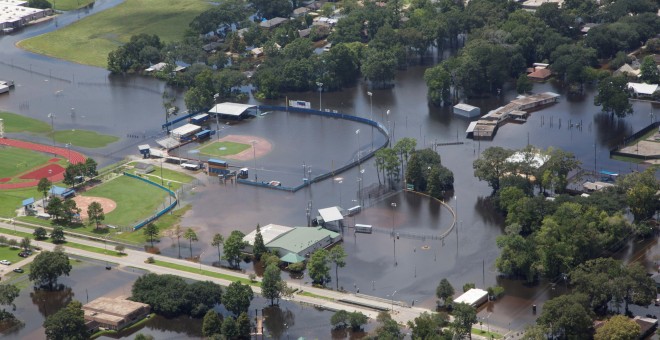 Un campo de béisbol inundado en Louisiana/REUTERS