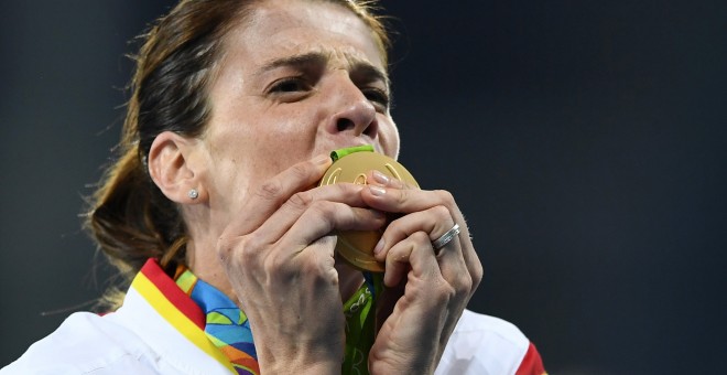 La atleta Ruth Beitia besa su medalla de oro en salto de altura en Río 2016. /REUTERS