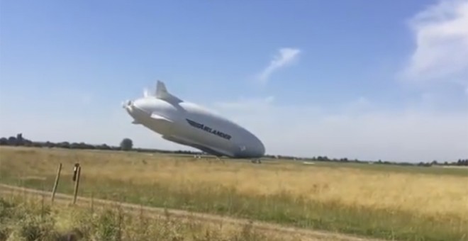 Imagen de video del momento en que la aeronave Airlander 10 choca contra el suelo en su segundo vuelo de prueba en Inglaterra.