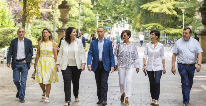 El candidato a lehendakari por el PNV, Íñigo Urkullu, junto a su esposa y a varios candidatos y dirigentes de su partido en un acto electoral en Vitoria/EFE