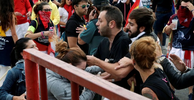 Enfrentamientos entre activistas animalistas y defensores de la muerte del Toro de la Vega, en Tordesillas.-REUTERS/ ANDREA COMAS