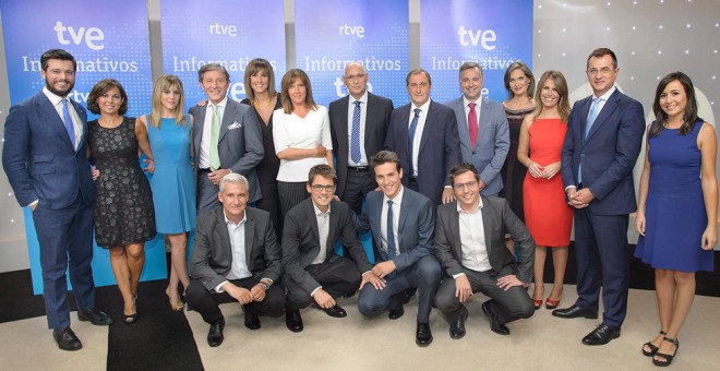 El jefe de los servicios informativos de TVE, José Antonio Álvarez Gundín, en el centro, rodeado por los presentadores de los programas de la cadena pública. RTVE