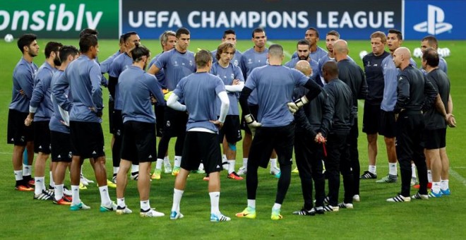 Los jugadores del Real Madrid se reúnen para escuchar a su entrenador, el francés Zinedine Zidane, en el Signal Iduna Park. /EFE