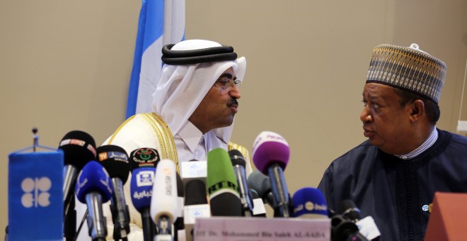 El ministro catarí de Energía y presidente de la OPEP, Mohammed Saleh Abdulla Al Sada, habla con el secretario general del cártel petrolero, Muhammed Barkindo, tras el Foro Internacional de Energía, en Argel. EFE/MOHAMED MESSARA